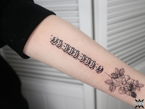 名古屋　タトゥー　女性